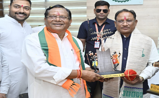 मुख्यमंत्री श्री विष्णु देव साय छत्तीसगढ़ राज्य वन विकास निगम के अध्यक्ष श्री रामसेवक पैकरा के पदभार ग्रहण समारोह में हुए शामिल मुख्यमंत्री श्री विष्णु देव साय छत्तीसगढ़ राज्य वन विकास निगम के अध्यक्ष श्री रामसेवक पैकरा के पदभार ग्रहण समारोह में हुए शामिल