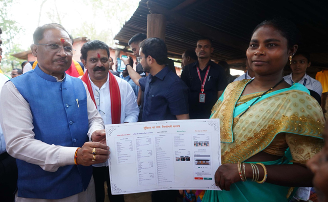 मुख्यमंत्री श्री विष्णु देव साय ने जगदलपुर के गांव से किया मोर दुआर-साय सरकार महाअभियान का शुभारंभ मुख्यमंत्री श्री विष्णु देव साय ने जगदलपुर के गांव से किया मोर दुआर-साय सरकार महाअभियान का शुभारंभ