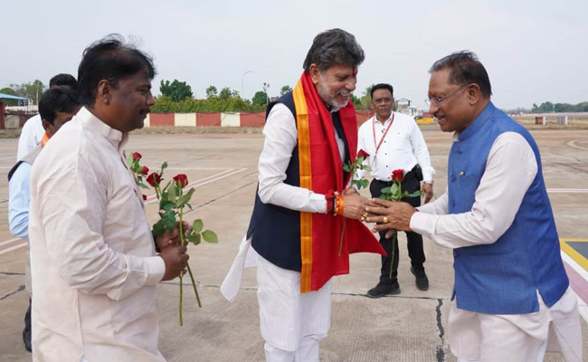 मुख्यमंत्री श्री विष्णुदेव साय का मां दंतेश्वरी एयरपोर्ट पर आत्मीय स्वागत मुख्यमंत्री श्री विष्णुदेव साय का मां दंतेश्वरी एयरपोर्ट पर आत्मीय स्वागत