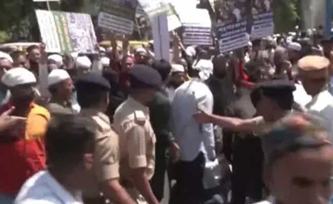 वक्फ संशोधन विधेयक के खिलाफ विरोध प्रदर्शन, अहमदाबाद-कोलकाता समेत कई शहरों में सड़कों पर उतरे प्रदर्शनकारी वक्फ संशोधन विधेयक के खिलाफ विरोध प्रदर्शन, अहमदाबाद-कोलकाता समेत कई शहरों में सड़कों पर उतरे प्रदर्शनकारी