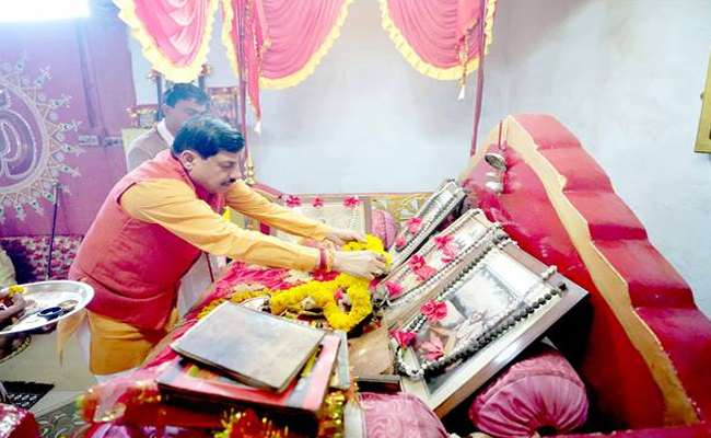 मुख्यमंत्री डॉ. यादव ने नर्मदापुरम के दादा कुटी में प्रदेश की सुख-समृद्धि के लिए पूजा अर्चना की मुख्यमंत्री डॉ. यादव ने नर्मदापुरम के दादा कुटी में प्रदेश की सुख-समृद्धि के लिए पूजा अर्चना की