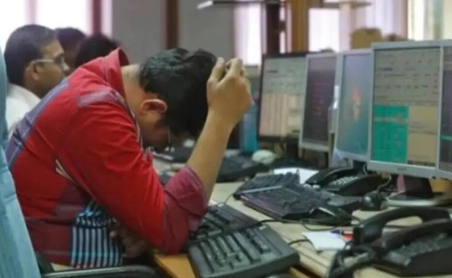 शेयर बाजार में मचा हाहाकार, सेंसेक्स 2227 अंक टूटा