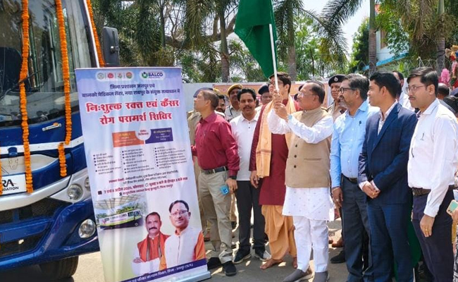 मुख्यमंत्री श्री विष्णुदेव साय ने कैंसर डिटेक्शन वैन को हरी झंडी दिखाकर किया रवाना मुख्यमंत्री श्री विष्णुदेव साय ने कैंसर डिटेक्शन वैन को हरी झंडी दिखाकर किया रवाना