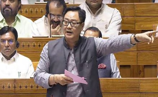 लोकसभा में वक्फ संशोधन बिल पेश, किरेन रिजिजू बोले- वक्फ संपत्ति गरीब मुस्लिमों का हक लोकसभा में वक्फ संशोधन बिल पेश, किरेन रिजिजू बोले- वक्फ संपत्ति गरीब मुस्लिमों का हक