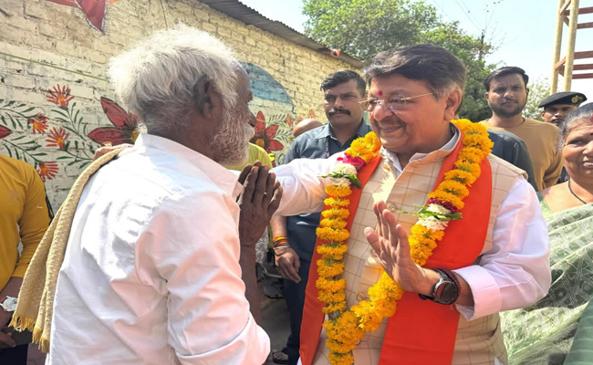 मंत्री श्री कैलाश विजयवर्गीय ने “बस्ती चलो अभियान” के तहत आज इंदौर की प्रेम नगर बस्ती, वार्ड क्रमांक 4 के स्वजनों से स्नेहिल भेंट कर संवाद किया मंत्री श्री कैलाश विजयवर्गीय ने “बस्ती चलो अभियान” के तहत आज इंदौर की प्रेम नगर बस्ती, वार्ड क्रमांक 4 के स्वजनों से स्नेहिल भेंट कर संवाद किया
