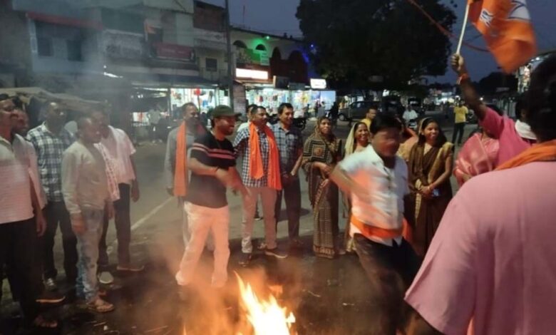 लचर कानून व्यवस्था के विरोध में मुख्यमंत्री ममता बनर्जी का पुतला दहन