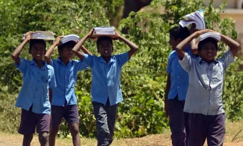 लगातार बढ़ रही गर्मी को देखते हुए राज्य सरकार ने स्कूलों में ग्रीष्कालीन अवकाश की छुट्टी घोषित की