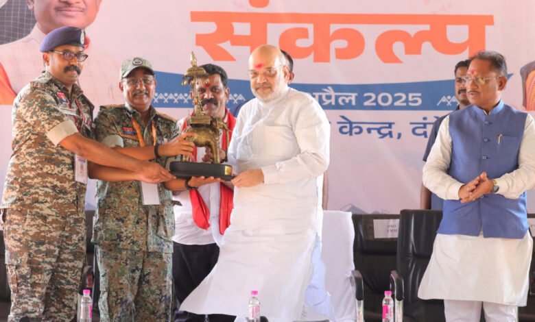 CG News: केंद्रीय गृहमंत्री अमित शाह ने सुरक्षा बल के जवानों से की मुलाकात: कहा- लाल आतंक के अंत में सुरक्षा बलों की भूमिका सराहनीय…