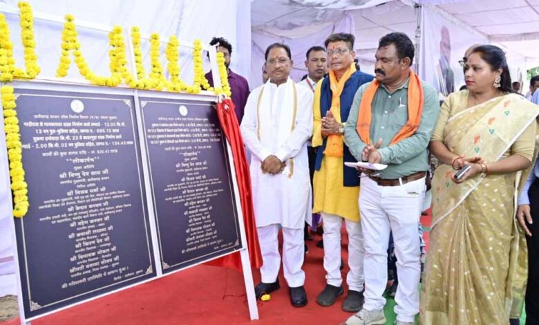 योजनाओं की जमीनी हकीकत जानने जनता के बीच पहुंचे सीएम साय योजनाओं की जमीनी हकीकत जानने जनता के बीच पहुंचे सीएम साय