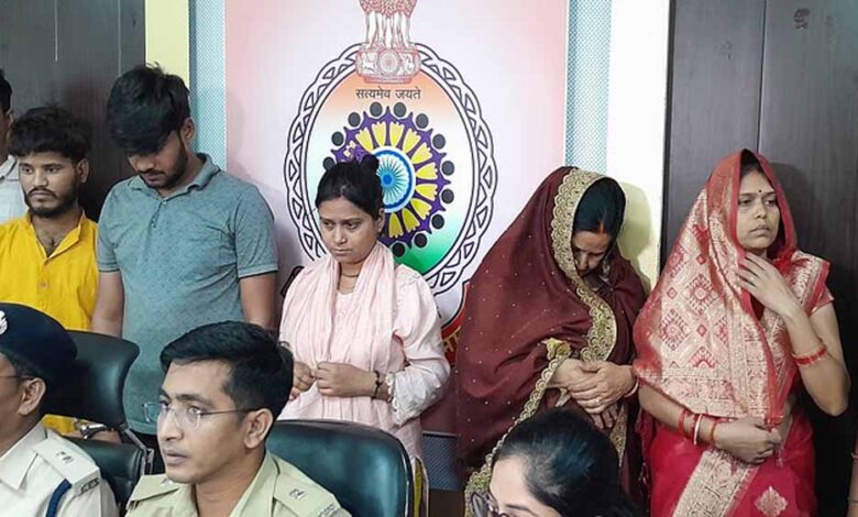 बिलासपुर में खरीदार बनकर नकली सोना थमाकर असली सोना की ठगी करेने वाले तीन महिला समेत पांच पकड़े गए बिलासपुर में खरीदार बनकर नकली सोना थमाकर असली सोना की ठगी करेने वाले तीन महिला समेत पांच पकड़े गए