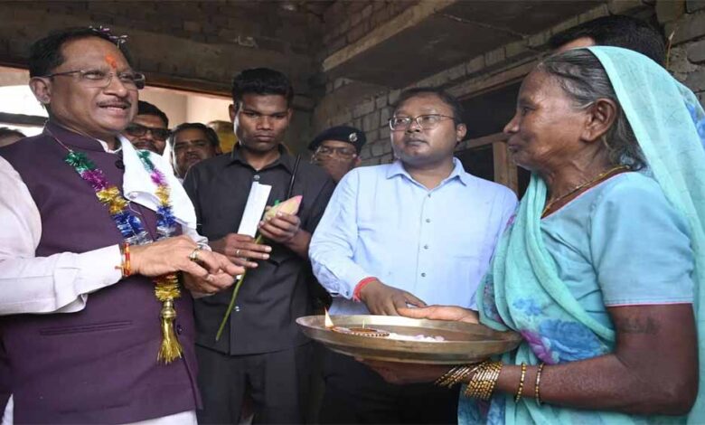 पीएमएवाई की लाभार्थी सोनाई बाई के घर पहुंचे सीएम साय, शासकीय योजना से मिले लाभों की ली जानकारी पीएमएवाई की लाभार्थी सोनाई बाई के घर पहुंचे सीएम साय, शासकीय योजना से मिले लाभों की ली जानकारी