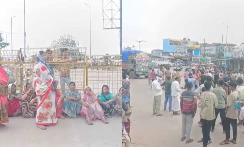 सड़क हादसे में घर का बुझा चिराग, मां हुई बेहोश… स्थानीय लोगों ने नेशनल हाइवे को किया जाम सड़क हादसे में घर का बुझा चिराग, मां हुई बेहोश… स्थानीय लोगों ने नेशनल हाइवे को किया जाम
