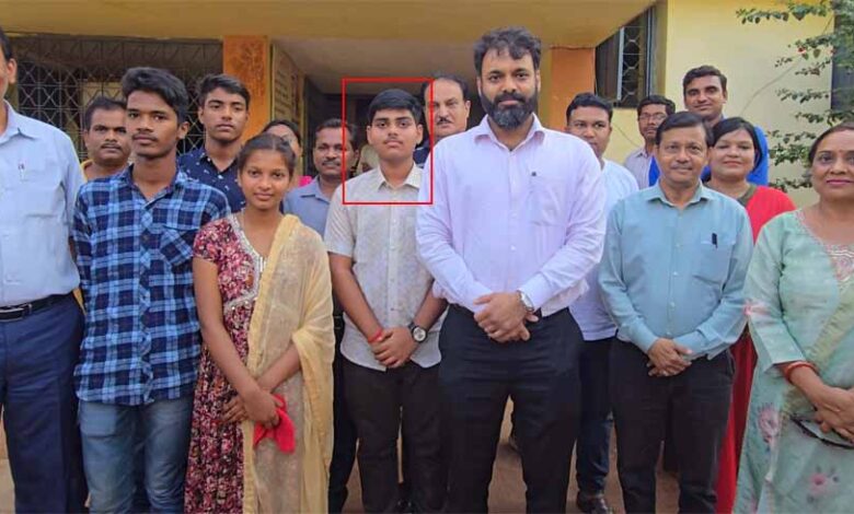 संकल्प जशपुर के नमन खुटियाँ 10वीं बोर्ड परीक्षा में स्टेट टॉपर संकल्प जशपुर के नमन खुटियाँ 10वीं बोर्ड परीक्षा में स्टेट टॉपर