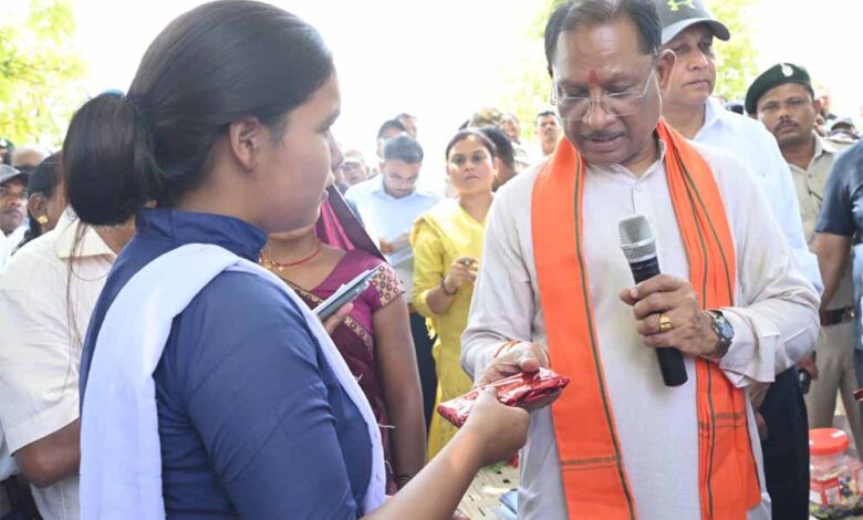 बैगा समुदाय की बिटिया ने किया टॉप, मुख्यमंत्री साय से की मुलाकात बैगा समुदाय की बिटिया ने किया टॉप, मुख्यमंत्री साय से की मुलाकात