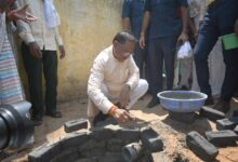 मुख्यमंत्री ने राज मिस्त्री बन सोखता गड्ढा के लिए की ईट जोड़ाई