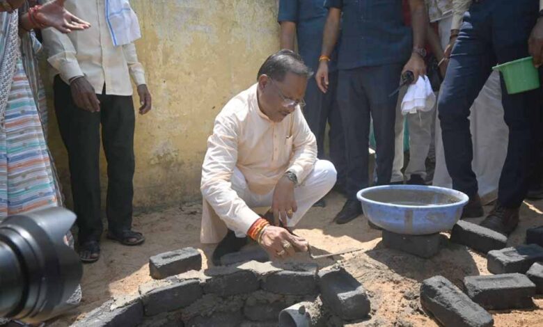 मुख्यमंत्री ने राज मिस्त्री बन सोखता गड्ढा के लिए की ईट जोड़ाई मुख्यमंत्री ने राज मिस्त्री बन सोखता गड्ढा के लिए की ईट जोड़ाई