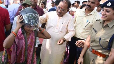 मुख्यमंत्री साय ने चौपाल में अपने हाथों से दो युवाओं को पहनाया हेलमेट