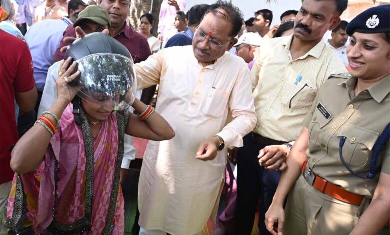 मुख्यमंत्री साय ने चौपाल में अपने हाथों से दो युवाओं को पहनाया हेलमेट मुख्यमंत्री साय ने चौपाल में अपने हाथों से दो युवाओं को पहनाया हेलमेट