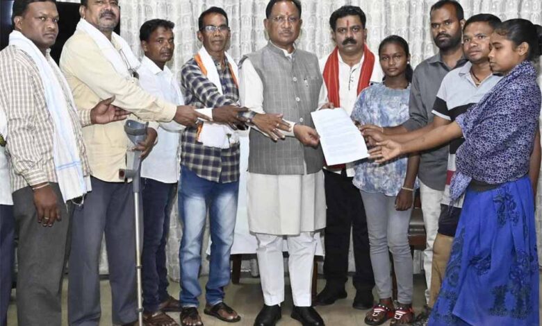 मुख्यमंत्री साय से नक्सल हिंसा पीड़ितों के प्रतिनिधिमंडल ने की मुलाकात मुख्यमंत्री साय से नक्सल हिंसा पीड़ितों के प्रतिनिधिमंडल ने की मुलाकात