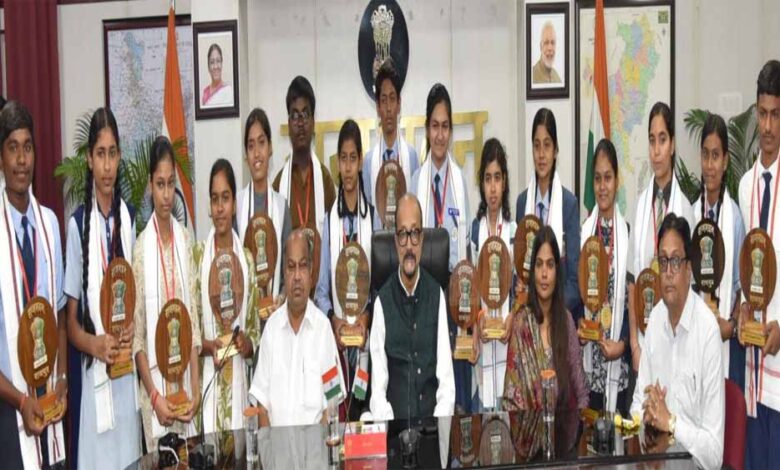 राजभवन में मेघावी विद्यार्थियों का हुआ सम्मान, राज्यपाल बोले- मनचाहे क्षेत्र में लगन और परिश्रम से बढ़ें आगे राजभवन में मेघावी विद्यार्थियों का हुआ सम्मान, राज्यपाल बोले- मनचाहे क्षेत्र में लगन और परिश्रम से बढ़ें आगे