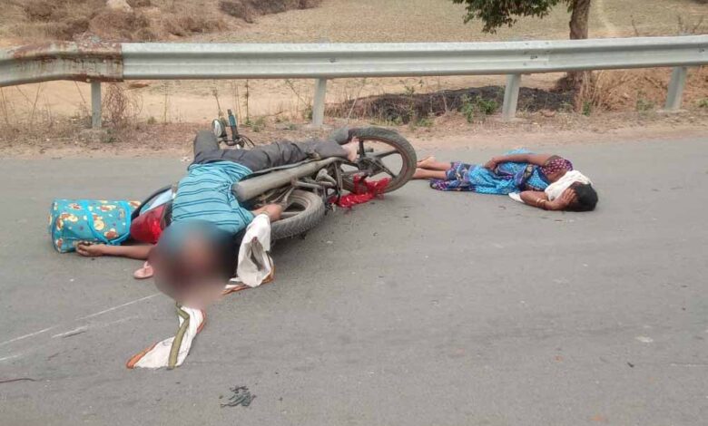 कार और बाइक में टक्कर, पत्नी के आंखों के सामने पति की मौत कार और बाइक में टक्कर, पत्नी के आंखों के सामने पति की मौत