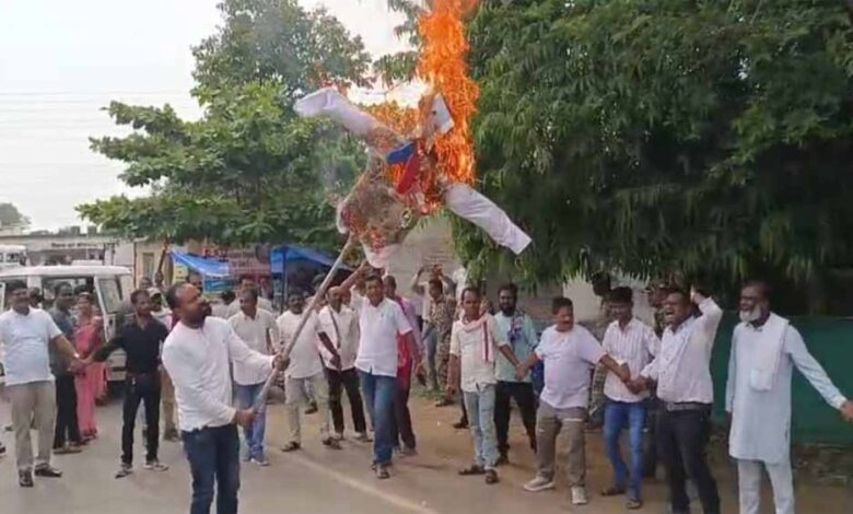 कर्नल सोफिया के खिलाफ आपत्तिजनक टिप्पणी के मामले में कांग्रेस ने किया मंत्री विजय शाह का पुतला दहन कर्नल सोफिया के खिलाफ आपत्तिजनक टिप्पणी के मामले में कांग्रेस ने किया मंत्री विजय शाह का पुतला दहन