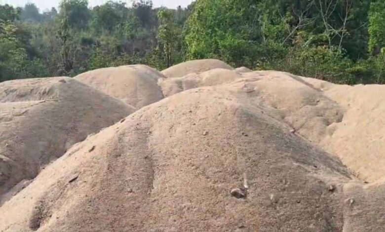 अवैध रेत खनन में कांस्टेबल की हत्या के बाद हाई कोर्ट ने स्वतः संज्ञान लेते हुए खनिज विभाग को जारी किया नोटिस अवैध रेत खनन में कांस्टेबल की हत्या के बाद हाई कोर्ट ने स्वतः संज्ञान लेते हुए खनिज विभाग को जारी किया नोटिस