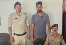 शराब भट्टी के सुपरवाइजर को पुलिस ने किया गिरफ्तार, नाबालिगों से करवा रहा था शराब की तस्करी