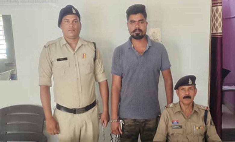 शराब भट्टी के सुपरवाइजर को पुलिस ने किया गिरफ्तार, नाबालिगों से करवा रहा था शराब की तस्करी शराब भट्टी के सुपरवाइजर को पुलिस ने किया गिरफ्तार, नाबालिगों से करवा रहा था शराब की तस्करी