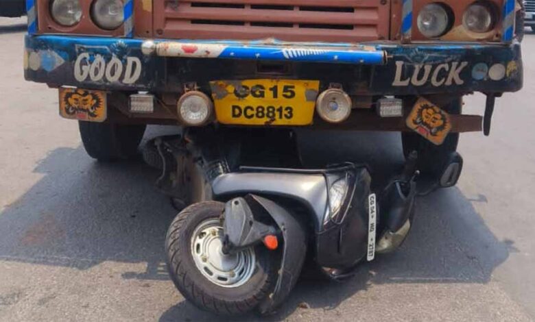 ट्रक ने स्कूटी सवार की युवती को रौंद, हुई मौत ट्रक ने स्कूटी सवार की युवती को रौंद, हुई मौत