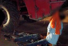 तीन बाइक सवार युवकों की हार्वेस्टर की चपेट में आने से मौत