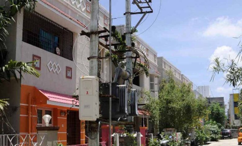 घर के सामने से ट्रांसफार्मर हटवाने के लिए बिजली कंपनी थमा रही डेढ़ लाख का बिल घर के सामने से ट्रांसफार्मर हटवाने के लिए बिजली कंपनी थमा रही डेढ़ लाख का बिल