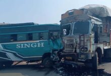 नहीं थम रहा हादसों का कहर, बस-ट्रक की भीषण टक्कर में डेढ़ दर्जन घायल