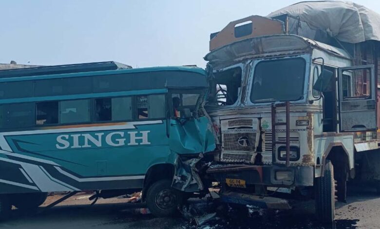 नहीं थम रहा हादसों का कहर, बस-ट्रक की भीषण टक्कर में डेढ़ दर्जन घायल नहीं थम रहा हादसों का कहर, बस-ट्रक की भीषण टक्कर में डेढ़ दर्जन घायल