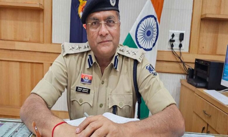 दुर्ग एसपी ने 14 जवानों को किया लाइन अटैच, 53 पुलिसकर्मियों के किए ट्रांसफर दुर्ग एसपी ने 14 जवानों को किया लाइन अटैच, 53 पुलिसकर्मियों के किए ट्रांसफर