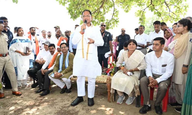 काम करो या सस्पेंड होने के लिए तैयार रहो, सीएम साय ने लगाई पीएचई के सब इंजीनियर को फटकार काम करो या सस्पेंड होने के लिए तैयार रहो, सीएम साय ने लगाई पीएचई के सब इंजीनियर को फटकार