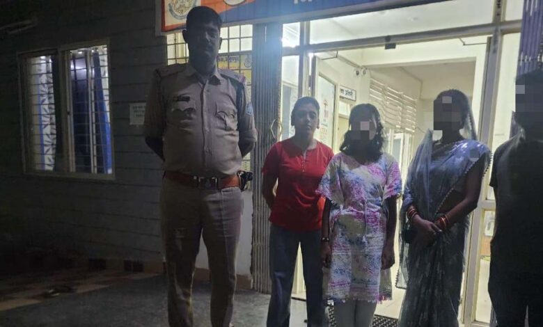 घर से लापता नाबालिग को बिजुरी पुलिस ने दस्तयाब कर उसके परिजनो को किया सुपुर्द घर से लापता नाबालिग को बिजुरी पुलिस ने दस्तयाब कर उसके परिजनो को किया सुपुर्द