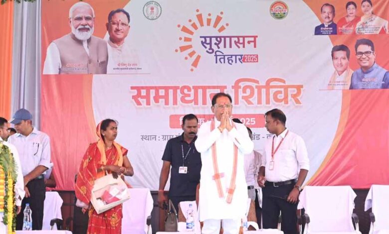 जशपुर जिले के दोकड़ा गांव पहुंचे सीएम साय, पीएम आवास के हितग्राहियों को सौंपी चाबी जशपुर जिले के दोकड़ा गांव पहुंचे सीएम साय, पीएम आवास के हितग्राहियों को सौंपी चाबी