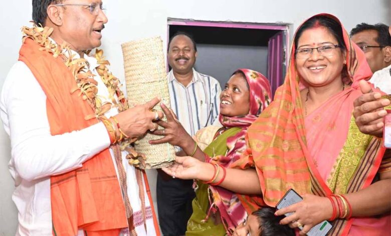 पहाड़ी कोरवा के पीएम जनमन आवास में पहुंचे मुख्यमंत्री पहाड़ी कोरवा के पीएम जनमन आवास में पहुंचे मुख्यमंत्री