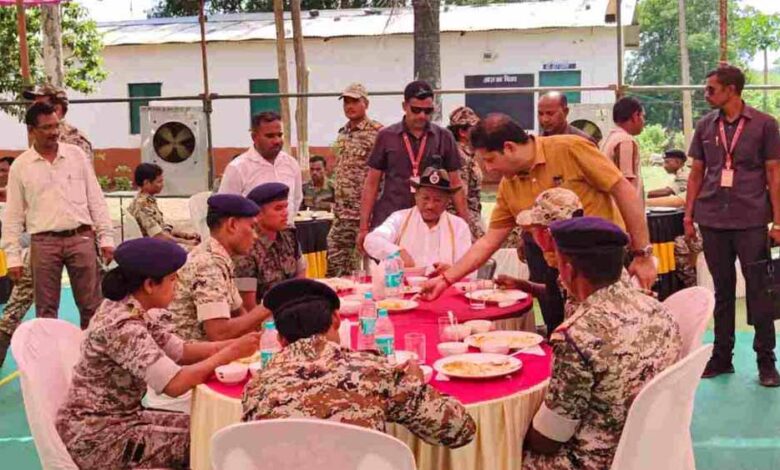 सीएम साय ने बढ़ाया जवानों का हौसला, DRG जवानों के साथ खाया खाना सीएम साय ने बढ़ाया जवानों का हौसला, DRG जवानों के साथ खाया खाना