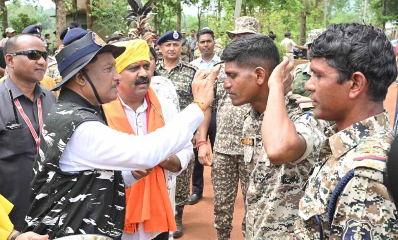 मुख्यमंत्री साय ने बासिंग स्थित बीएसएफ कैम्प पहुंचकर की जवानों की हौसला अफजाई मुख्यमंत्री साय ने बासिंग स्थित बीएसएफ कैम्प पहुंचकर की जवानों की हौसला अफजाई