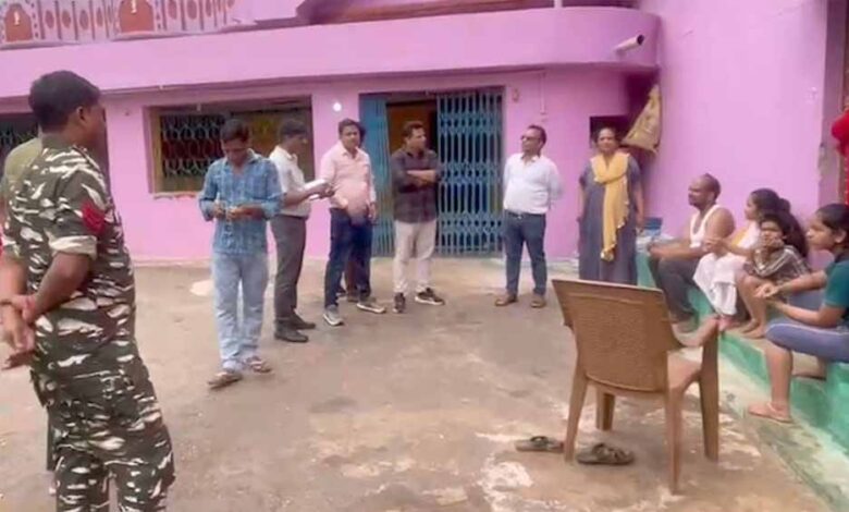 7 नकाबपोशों ने व्यापारी के घर घुसकर चाकू की नोक पर की लूट 7 नकाबपोशों ने व्यापारी के घर घुसकर चाकू की नोक पर की लूट