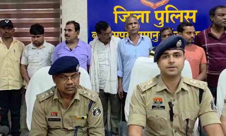 अधिकारी, कर्मचारी और सहकारी संस्थाओं के प्रबंधकों ने की 26 करोड़ से ज्यादा की हेराफेरी, 11 आरोपी गिरफ्तार अधिकारी, कर्मचारी और सहकारी संस्थाओं के प्रबंधकों ने की 26 करोड़ से ज्यादा की हेराफेरी, 11 आरोपी गिरफ्तार