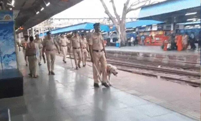 भारत-पाकिस्तान के बीच बढ़ते तनाव को देखते हुए भारतीय रेलवे ने देशभर के स्टेशनों पर सतर्कता बढ़ाई भारत-पाकिस्तान के बीच बढ़ते तनाव को देखते हुए भारतीय रेलवे ने देशभर के स्टेशनों पर सतर्कता बढ़ाई