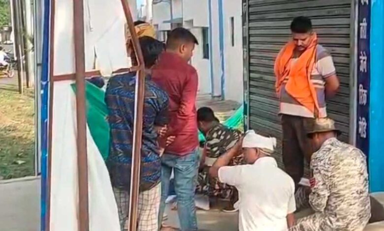 बलरामपुर में रेत माफिया ने कांस्टेबल को ट्रैक्टर से कुचलकर मार डाला बलरामपुर में रेत माफिया ने कांस्टेबल को ट्रैक्टर से कुचलकर मार डाला