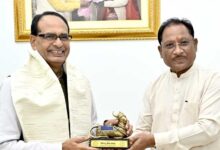रायपुर : मुख्यमंत्री साय से केंद्रीय मंत्री शिवराज सिंह चौहान ने की सौजन्य मुलाकात