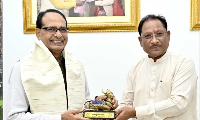 रायपुर : मुख्यमंत्री साय से केंद्रीय मंत्री शिवराज सिंह चौहान ने की सौजन्य मुलाकात रायपुर : मुख्यमंत्री साय से केंद्रीय मंत्री शिवराज सिंह चौहान ने की सौजन्य मुलाकात