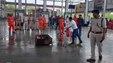 फायर ऑफिसर के नेतृत्व में फायर मॉक ड्रिल का आयोजन किया गया