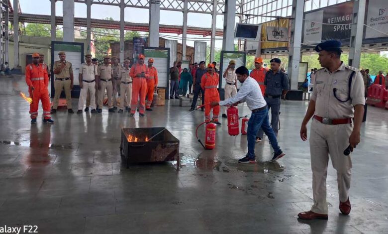 फायर ऑफिसर के नेतृत्व में फायर मॉक ड्रिल का आयोजन किया गया फायर ऑफिसर के नेतृत्व में फायर मॉक ड्रिल का आयोजन किया गया