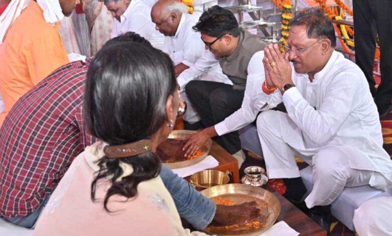 प्रधानमंत्री आवास योजना के हितग्राहियों के पाँव को पखारकर गृह प्रवेश कराया, 51 हजार हितग्राहियों को आवास की चाबी सौंपी प्रधानमंत्री आवास योजना के हितग्राहियों के पाँव को पखारकर गृह प्रवेश कराया, 51 हजार हितग्राहियों को आवास की चाबी सौंपी